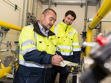 Mitarbeiter der MITNETZ GAS in mobiler Netzersatzanlage Mitarbeiter der MITNETZ GAS in mobiler Netzersatzanlage