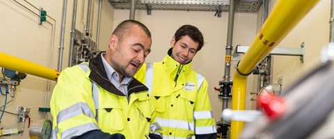 Mitarbeiter der MITNETZ GAS in mobiler Netzersatzanlage Mitarbeiter der MITNETZ GAS in mobiler Netzersatzanlage