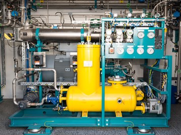 Technische Anlage mit vielen Rohren, Kabeln und Messanzeigen Technische Anlage mit vielen Rohren, Kabeln und Messanzeigen