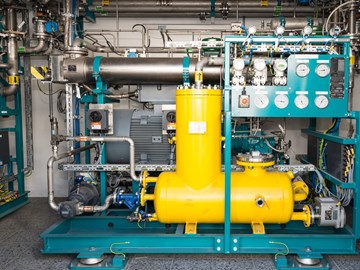 Technische Anlage mit vielen Rohren, Kabeln und Messanzeigen Technische Anlage mit vielen Rohren, Kabeln und Messanzeigen