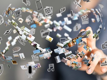 Wirbel aus Bildern und App-Symbolen mit Hand - Bildmontage Wirbel aus Bildern und App-Symbolen mit Hand - Bildmontage