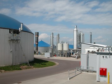 Biogasanlage mit silbergrauen Gebäuden und blauen Dächern - Außenaufnahme Biogasanlage mit silbergrauen Gebäuden und blauen Dächern - Außenaufnahme