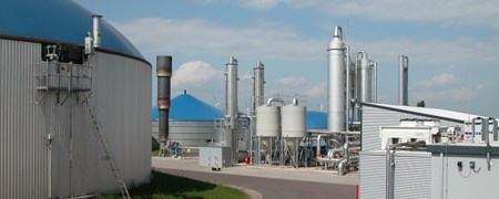 Biogasanlage mit silbergrauen Gebäuden und blauen Dächern - Außenaufnahme Biogasanlage mit silbergrauen Gebäuden und blauen Dächern - Außenaufnahme
