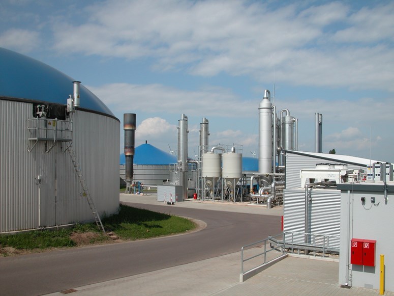 Biogasanlage mit silbergrauen Gebäuden und blauen Dächern - Außenaufnahme Biogasanlage mit silbergrauen Gebäuden und blauen Dächern - Außenaufnahme
