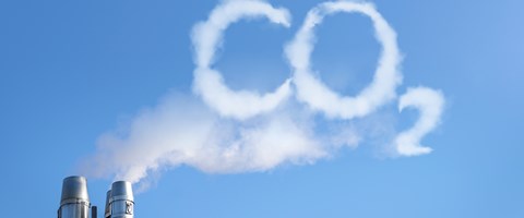 Rauch aus Schloten bildet den Begriff CO2 - Bildmontage Rauch aus Schloten bildet den Begriff CO2 - Bildmontage