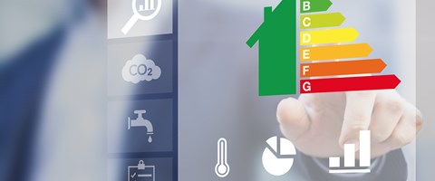 Mann im Anzug wählt mit dem Finger ein Symbol für Energieeffizienz an - Bildmontage Mann im Anzug wählt mit dem Finger ein Symbol für Energieeffizienz an - Bildmontage