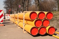 Gasrohre in einem Holzgestell liegen auf einer Baustelle bereit Gasrohre in einem Holzgestell liegen auf einer Baustelle bereit