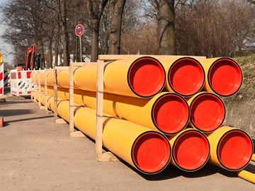 Gasrohre in einem Holzgestell liegen auf einer Baustelle bereit Gasrohre in einem Holzgestell liegen auf einer Baustelle bereit
