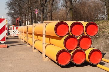Gasrohre in einem Holzgestell liegen auf einer Baustelle bereit Gasrohre in einem Holzgestell liegen auf einer Baustelle bereit