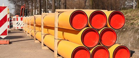 Gasrohre in einem Holzgestell liegen auf einer Baustelle bereit Gasrohre in einem Holzgestell liegen auf einer Baustelle bereit