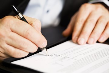 Hände mit Kugelschreiber unterzeichnen einen Vertrag Hände mit Kugelschreiber unterzeichnen einen Vertrag