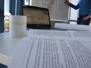 Tasse vor Unterlagen im Hintergrund eine Zielnetzplanung Tasse vor Unterlagen im Hintergrund eine Zielnetzplanung