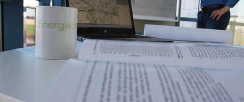 Tasse vor Unterlagen im Hintergrund eine Zielnetzplanung Tasse vor Unterlagen im Hintergrund eine Zielnetzplanung