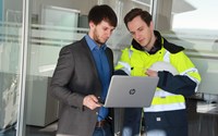 Mitarbeiter aus technischem und kaufmännischen Bereich tauschen sich am Laptop über Informationen aus Mitarbeiter aus technischem und kaufmännischen Bereich tauschen sich am Laptop über Informationen aus