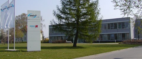 Servicecenter in Klostermansfeld, vor dem eine große Tanne steht - Außenaufnahme Servicecenter in Klostermansfeld, vor dem eine große Tanne steht - Außenaufnahme