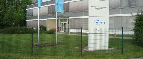 Servicecenter in Köthen - Außenaufnahme bei blauem Himmel Servicecenter in Köthen - Außenaufnahme bei blauem Himmel