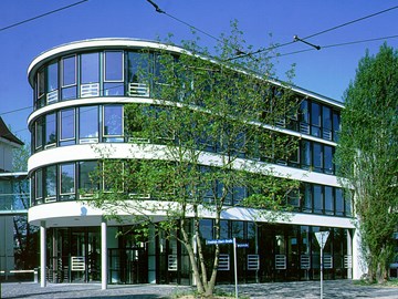 Servicecenter Markkleeberg - Außenaufnahme bei blauem Himmel Servicecenter Markkleeberg - Außenaufnahme bei blauem Himmel