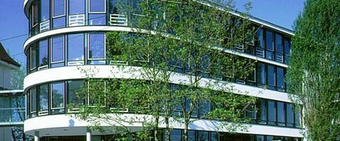 Servicecenter Markkleeberg - Außenaufnahme bei blauem Himmel Servicecenter Markkleeberg - Außenaufnahme bei blauem Himmel