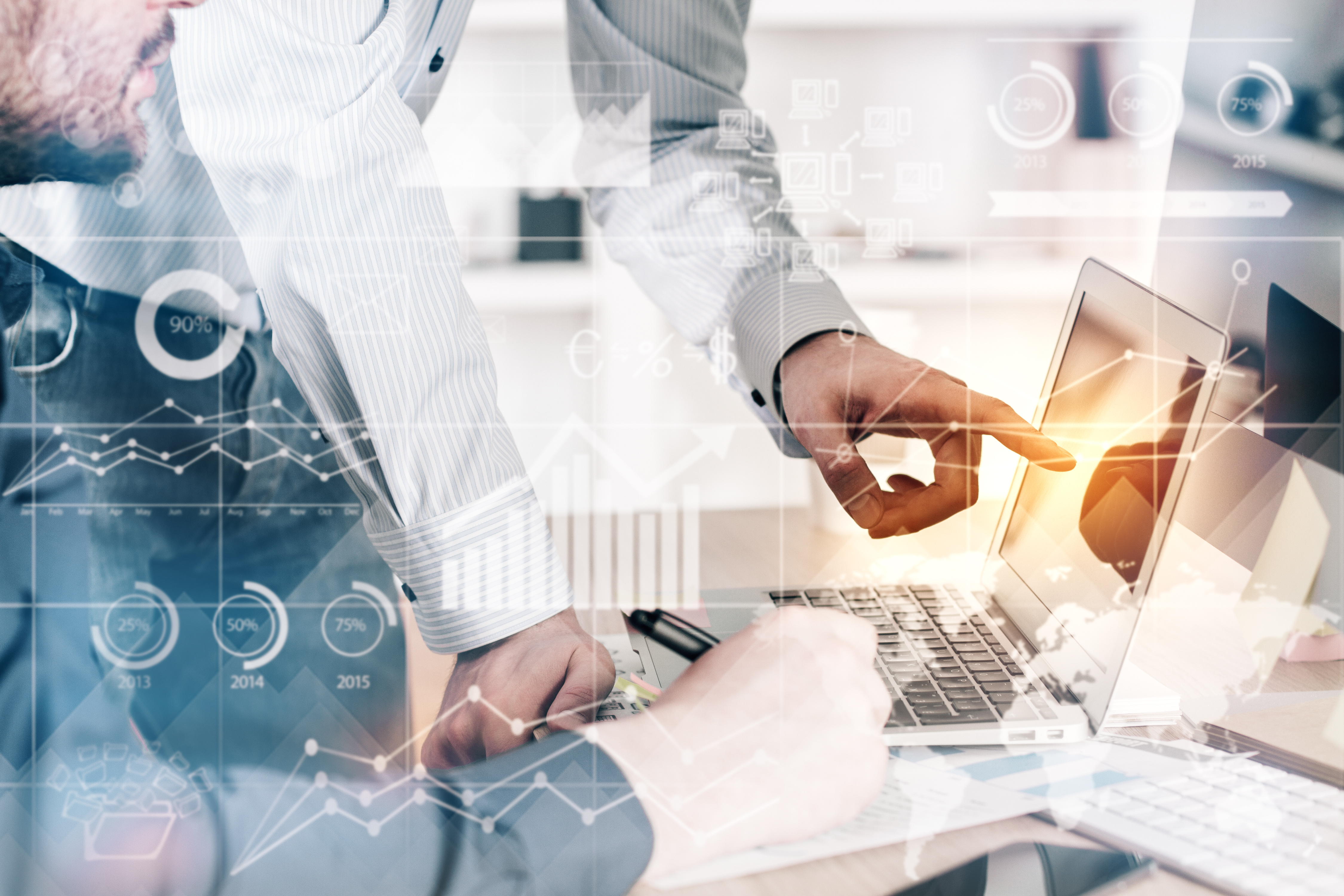 Zwei Männer im Büro vor einem Laptop, der eine deutet auf den Bildschirm - Bildmontage mit Grafiksymbolen