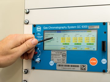 Hand mit Stift am Display einer Messanlage - Nahaufnahme Hand mit Stift am Display einer Messanlage - Nahaufnahme