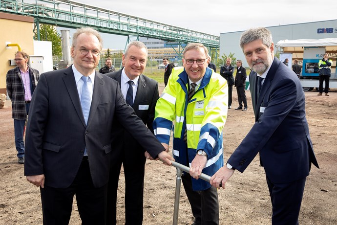 Ministerpräsident Haselhoff weiht Anlage ein Ministerpräsident Haselhoff weiht Anlage ein