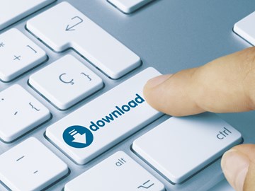 Tastaturausschnitt mit Finger auf fiktiver Taste „download Tastaturausschnitt mit Finger auf fiktiver Taste „download