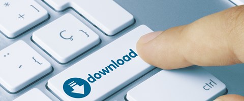 Tastaturausschnitt mit Finger auf fiktiver Taste „download Tastaturausschnitt mit Finger auf fiktiver Taste „download