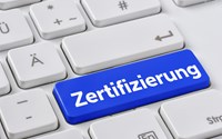 Tastaturausschnitt mit fiktiver blauer Taste „Zertifizierung Tastaturausschnitt mit fiktiver blauer Taste „Zertifizierung