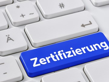 Tastaturausschnitt mit fiktiver blauer Taste „Zertifizierung Tastaturausschnitt mit fiktiver blauer Taste „Zertifizierung