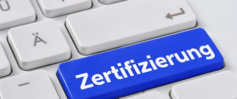 Tastaturausschnitt mit fiktiver blauer Taste „Zertifizierung Tastaturausschnitt mit fiktiver blauer Taste „Zertifizierung