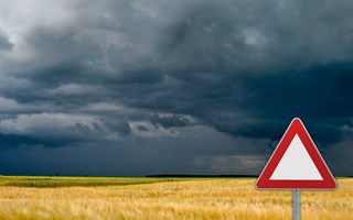 wiese-mit-sturmwolken-und-hinweis-schild-b Eilmeldung