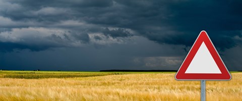 wiese-mit-sturmwolken-und-hinweis-schild-b Eilmeldung