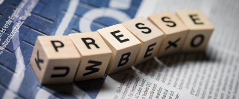 Sechs Holzwürfel auf einer Zeitung bilden das Wort „Presse Sechs Holzwürfel auf einer Zeitung bilden das Wort „Presse
